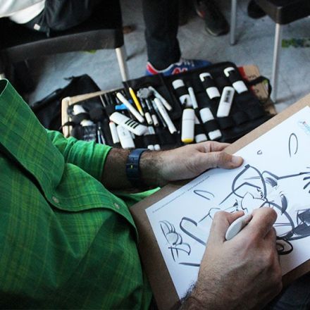 caricaturista en papel
